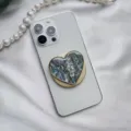 Primo piano del supporto magnetico per telefono a cuore con texture a conchiglia - Supporto a forma di cuore / Conchiglia di Abalone Blu Base Oro Magnetica - A Forma di Cuore