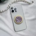 Vista dettagliata di un supporto per telefono rotondo con motivo a conchiglia viola su iPhone - Supporto Rotondo / Conchiglia di Capasanta Viola Base Oro Magnetica - Rotonda