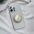 Vista dettagliata del supporto magnetico per telefono con trama a conchiglia e bordo dorato - Supporto Rotondo / Conchiglia di Capasanta Bianca Base Oro Magnetica - Rotonda