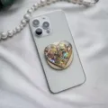 Dettaglio del supporto magnetico per telefono a cuore con texture a conchiglia colorata - Supporto a forma di cuore / Conchiglia di Abalone Gialla Base Oro Magnetica - A Forma di Cuore