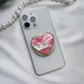 Dettaglio del supporto per telefono a cuore con trama a conchiglia e bordo oro - Supporto a forma di cuore / Conchiglia di Capasanta Rossa Base Oro Magnetica - A Forma di Cuore