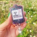 Handgefertigter Acryl-Badge-Reel mit Glitzer und kreativem Zombie-Virus-Blutbeutel-Design. - Blutbeutel 3 (Zombievirus/Biohazard)
