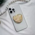 Macro detail of colorful shell texture heart-shaped magnetic phone socket with gold trim - Heart-Shaped Stand / White Scallop Shell Gold Base Magnetic - Heart Shaped