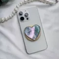 Macro del supporto per telefono a cuore con motivo a conchiglia iridescente e bordo dorato - Supporto a forma di cuore / Conchiglia di Capasanta Blu Base Oro Magnetica - A Forma di Cuore