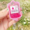 Ausziehbarer pinker Glitzer-Blutbeutel-Ausweishalter mit CNA Tears-Label für Pfleger - Blutbeutel 8 (CNA Tränen/Rosa)
