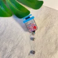 Cartoon spuit badgehouder met kleurrijke sterrenconfetti voor verpleegkundigen - Blauwe Zwarte Spuit Stijl (9)