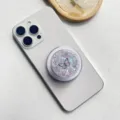 Nahaufnahme eines holografischen Schmetterlings-Handyhalters auf einem weißen Smartphone - Magnetische Halterung / Realistischer Schwarzer Schmetterling (Stil 11)