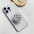 Detailansicht eines magnetischen Handyhalters mit holografischem Herzmuster auf Smartphone - Magnetische Halterung / Schwarzes Herz Laser (Stil 9)