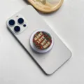 Detailansicht des bunten 'Make Love Not War' Magnet-Handyhalters auf weißem Smartphone - Magnetische Halterung / Make Love Not War (Stil 7)