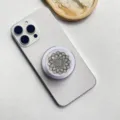 Detail der Magsafe-Handyhalterung mit holografischem Mandala-Muster auf weißem Handy - Magnetständer / Buntes Geometrisch (Stil 3)