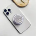 Detailansicht des MagSafe-Handyhalters aus schillerndem Muschelpapier mit Mandala-Herz-Muster - Magnetständer / Buntes Herz Mandala (Stil 2)