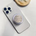 Nahaufnahme eines schillernden Mandala-Handyhalters auf der Rückseite eines Smartphones - Magnetständer / Buntes Mandala (Stil 1)