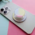 Détail macro d'un support de téléphone extensible rond en dégradé pastel sur mobile - Support Magnétique / Dégradé Jaune Rose Bleu