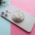 Gros plan détaillé d'un support de téléphone magnétique à motif floral sur un smartphone - Support Magnétique / Rose