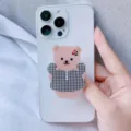 Süßer koreanischer Acryl-Handygriff mit Comic-Bär auf weißem Smartphone, Standfuß - Erweiterbarer Ständer / Karierter Bär
