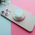 Vue rapprochée d'un support de téléphone rond dégradé fixé au dos d'un smartphone - Support Magnétique / Dégradé Bleu Jaune