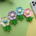 Vue détaillée de quatre supports de téléphone colorés en résine époxy en forme de fleur - Tournesol / Rose