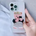Detail eines süßen rosa Cartoon-Bären-Acryl-Handygriffs an einem weißen Smartphone - Erweiterbarer Ständer / Telefon-Bär