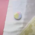 Close-up van een ronde telefoonhouder met pastelkleurverloop en een gladde epoxy-afwerking. - Uitbreidbare Standaard / Gradiënt Geel