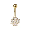 Détail d'un piercing de nombril en acier inoxydable doré avec fleur en zircone marquise - Design No.6