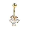 Gros plan d'un piercing de nombril doré avec des zircons en forme de larme - Design No.12