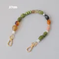 Vue détaillée d'une sangle en perles acryliques colorées de 37cm avec fermoirs dorés - Style 3 (Perles Multicolores)