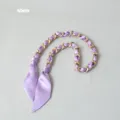 Détail macro d'une bandoulière de sac en foulard de soie violette et chaîne dorée 60cm - Zircone violet (Or)