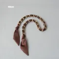 Détail de la bandoulière de 60 cm en foulard de soie marron et chaîne dorée de luxe - Marron (Or)