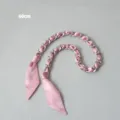 Détail d'une bandoulière de 60 cm en foulard de soie rose avec chaîne argentée. - Zircone rose (Argent)