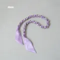 Détail d'une bandoulière de sac en chaîne argentée entrelacée de foulard en soie violette - Zircone violet (Argent)