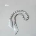 Détail d'une chaîne argentée de 60 cm entrelacée d'un ruban de satin bleu clair. - Gris (Quincaillerie Argent)