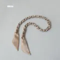 Vue détaillée de la bandoulière de sac en chaîne métallique et foulard en soie champagne 60cm - Kaki (Argent)