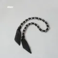 Détail du foulard en soie noire de 60cm entrelacé avec une chaîne de sac en métal - Zircone noir (Argent)
