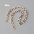 Dettaglio della catena da 65cm in resina beige e metallo dorato per borse o telefoni - Stile Distanziato / 65 cm