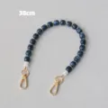 Dettaglio della tracolla da 38cm in perle acriliche blu marmorizzate con ganci dorati - Modello 2 / 38CM / Blu