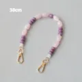 Vue détaillée d'une chaîne en perles acryliques rose et violette de 38 cm avec fermoirs dorés. - Style Perle Plate / Taille 38cm / Rose et Violet