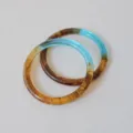 Vista detallada de anillos de resina ámbar y azul vintage para manualidades DIY. - 2 Piezas/Juego / Azul Ámbar