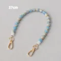 Dettaglio catena di perle acriliche blu e bianche da 37 cm con fermagli a moschettone dorati - Stile 6 (Cod 20260706)