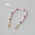 Vue détaillée d'une bandoulière en perles acryliques rose et violette de 38 cm avec fermoirs. - Style Perlé / Taille 38cm / Rose et Violet