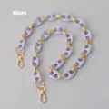 Detail van de 85 cm lange snoepkleurige acryl en goudkleurige schakelketting - 85cm / Paars