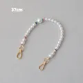 Dettaglio catena di perle acriliche colorate da 37 cm con eleganti fermagli a moschettone dorati - 37cm / Multicolore