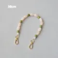 Détail de la lanière en perles acryliques de 38 cm avec perles roses et vertes et fermoirs dorés - Style Perlé / Taille 38cm / Émeraude Beige