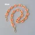 Detail van snoepkleurige acryl kettingriem met goudkleurige metalen schakels, 85 cm - 85cm / Oranje