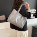 Minimalistische graue Tragetasche aus Kunstleder mit großem Fassungsvermögen für Arbeit - Grau
