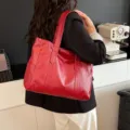 Große rote Vintage-Einkaufstasche mit minimalistischen Nähten für stilvolle Pendler - Rot