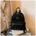 Klassischer schwarzer Rucksack mit Leopardenmuster und eleganten goldenen Metallteilen - Ohne Anhänger / Schwarz