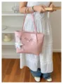 Schicke rosa Kunstleder-Tragetasche mit Schleifendetail und sternförmigem Plüsch-Anhänger. - Mit Sternanhänger / Rosa