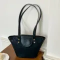 Elegante borsa a tracolla nera con texture e lunghi manici a spalla con borchie - senza ciondolo / Nero