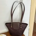 Elegante borsa a secchiello sottobraccio in finto camoscio marrone con borchie dorate - senza ciondolo / Marrone