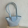 Borsa a secchiello blu chiaro minimalista con dettagli dorati e spalline sottili - senza ciondolo / Blu